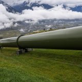 La partie aérienne de la conduite forcée représente un tronçon de 850 mètres environ entre Péroua et le hameau des Condémines, au-dessus de Riddes. KEYSTONE/JEAN-CHRISTOPHE BOTT